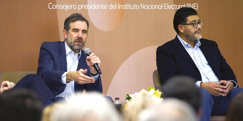 El consejero presidente, Lorenzo Córdova, y el presidente del TEPJF, Reyes Rodríguez, ayer.