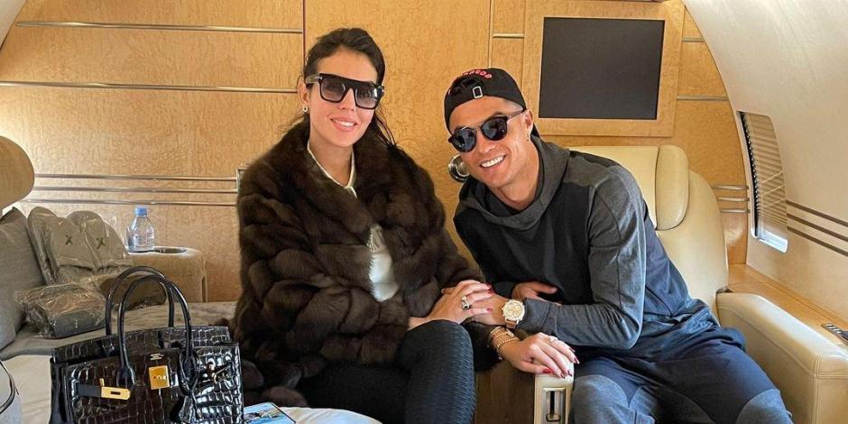 Georgina Rodriguez y Cristiano Ronaldo en el avión privado del futbolista luso.