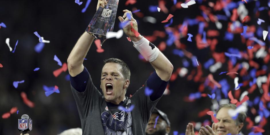 Tom Brady celebra con el trofeo Vince Lombadi tras la coronación de Patriots en el Super Bowl LI de la NFL.
