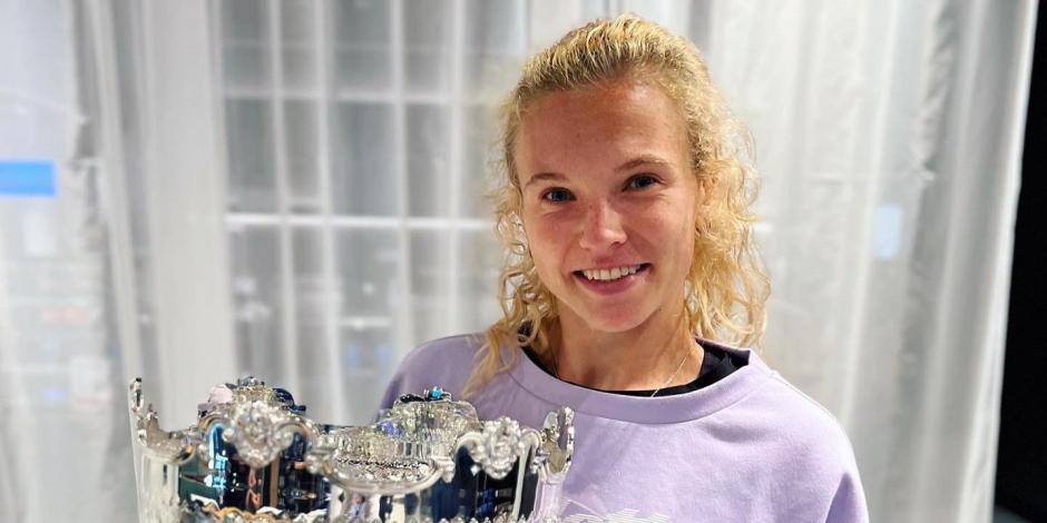 Katerina Siniakova sostiene el trofeo que conquistó en dobles en el Abierto de Australia.