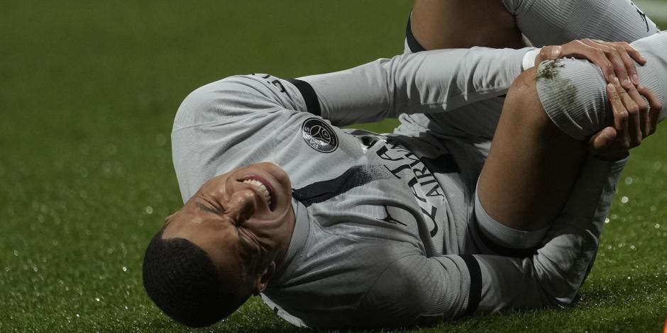 Kylian Mbappé se lamenta tras la lesión sufrida en el partido entre PSG y Montpellier.
