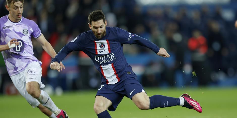 Lionel Messi del Paris Saint-Germain patea el balón mientras lo defiende Anthony Rouault del Toulouse en el encuentro de la liga francesa el sábado 4 de febrero del 2023.