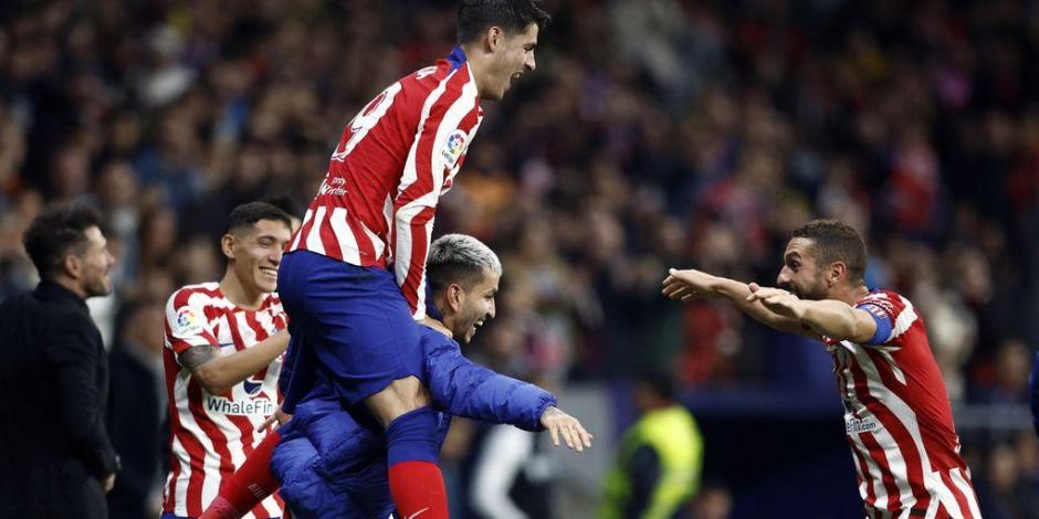 Ángel Correa festeja desde la banca su gol en el duelo de la Fecha 20 de LaLiga entre Atlético de Madrid y Getafe.