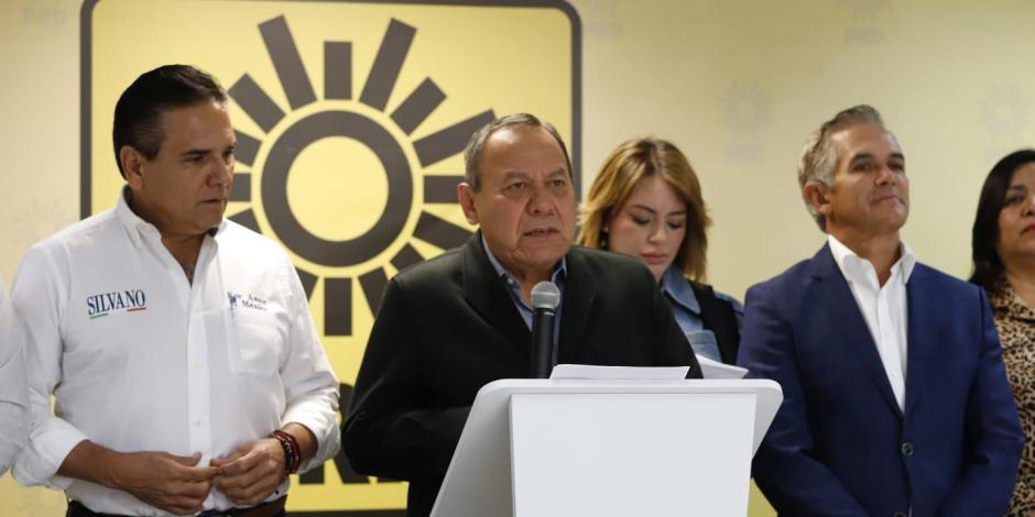 En la imagen, el dirigente nacional del PRD, Jesús Zambrano (centro), Silvano Aureoles (izq.) y Miguel Ángel Mancera (der.).