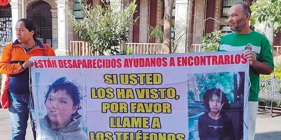 Los padres de las hermanos que desaparecieron en Yautepec, durante su protesta realizada en el Zócalo de Cuernavaca, ayer.