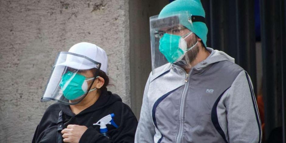 Transeúntes de Ciudad de México portan cubreboca y careta para prevenir contagio de COVID-19.