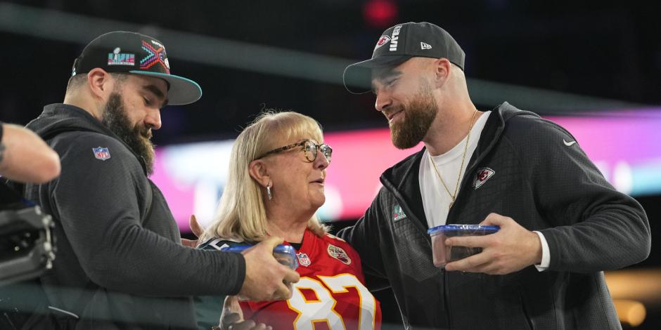 Donna Kelce saluda a sus hijos, el centro de los Philadelphia Eagles, Jason Kelce, a la izquierda, y el ala cerrada de los Kansas City Chiefs, Travis Kelce.