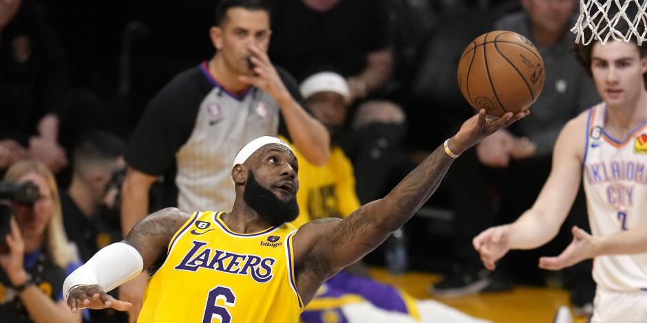 LeBron James anota una canasta durante el partido entre los Los Ángeles Lakers y el Oklahoma City Thunder de la NBA