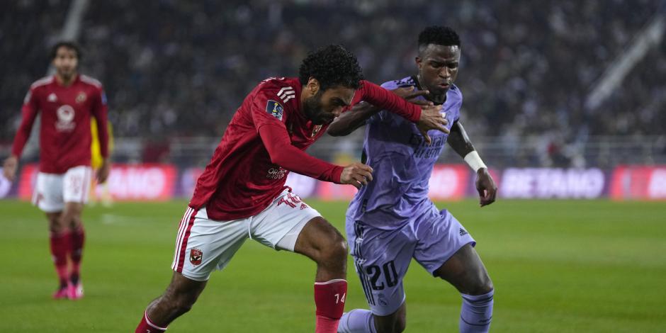 Hussein Elshahat y Vinícius Jr. disputan un balón durante el duelo de semifinales del Mundial de Clubes entre Al-Ahly y Real Madrid.