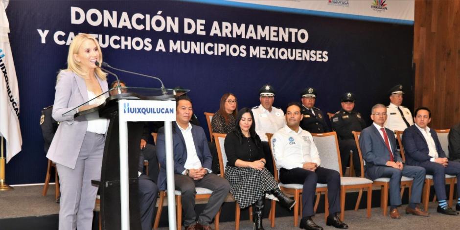 La alcaldesa de Huixquilucan, Romina Contreras, entregó el equipamiento para corporaciones de seguridad.