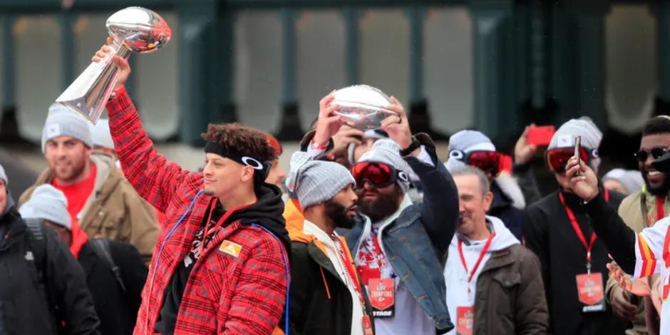 Patrick Mahomes levanta el trofeo Vince Lombardi que se entrega al ganador del Super Bowl de la NFL