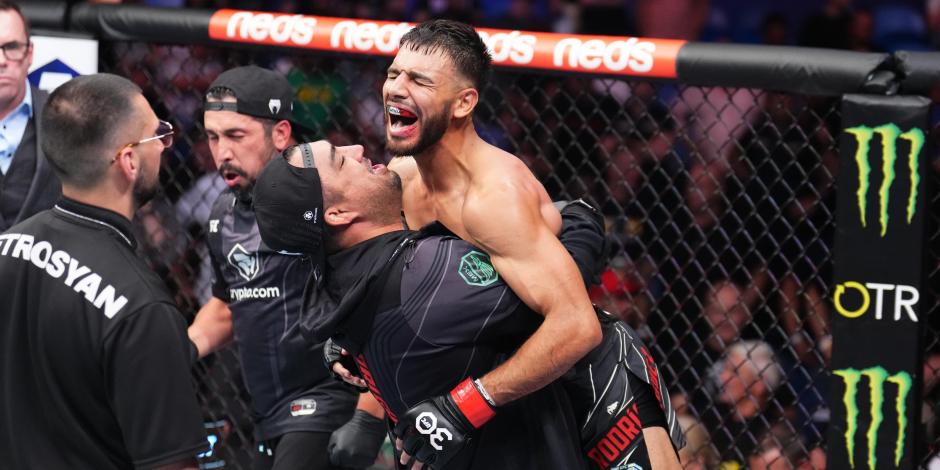Yair Rodríguez celebra su triunfo sobre Josh Emmett en el UFC 284.