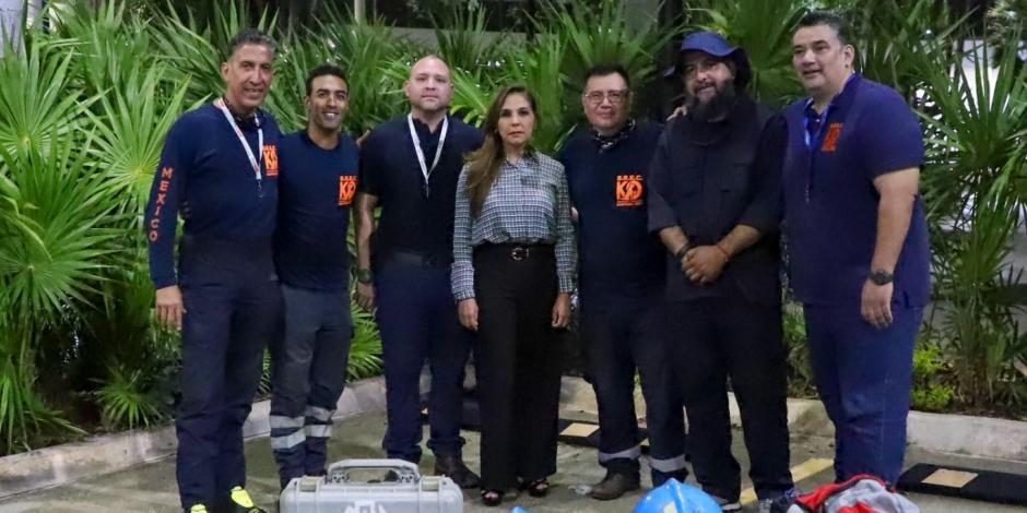 Mara Lezama, gobernadora de Quintana Roo, con un grupo de rescatistas mexicanos que viajó en misión de rescate a Turquía.