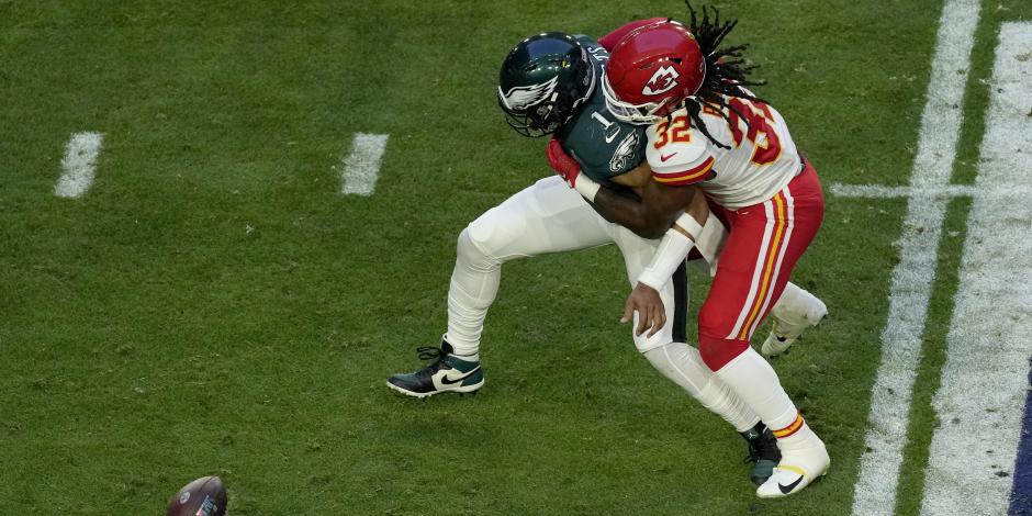 El apoyador de los Kansas City Chiefs, Nick Bolton (32), obliga al mariscal de campo de los Philadelphia Eagles, Jalen Hurts (1), a perder el balón en el Super Bowl de la NFL.