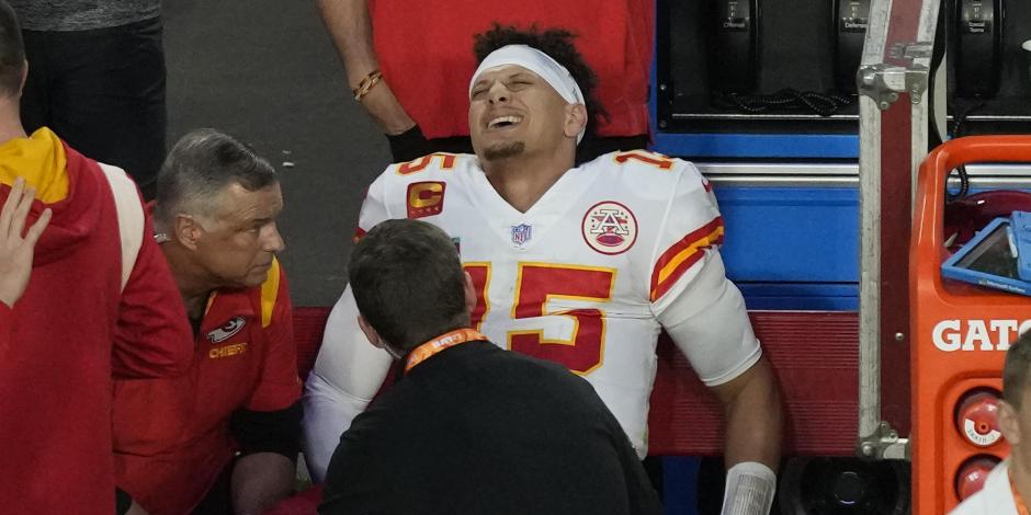 El quarterback Patrick Mahomes de los Chiefs de Kansas City gesticula en la banca durante el primer tiempo del Super Bowl 57 