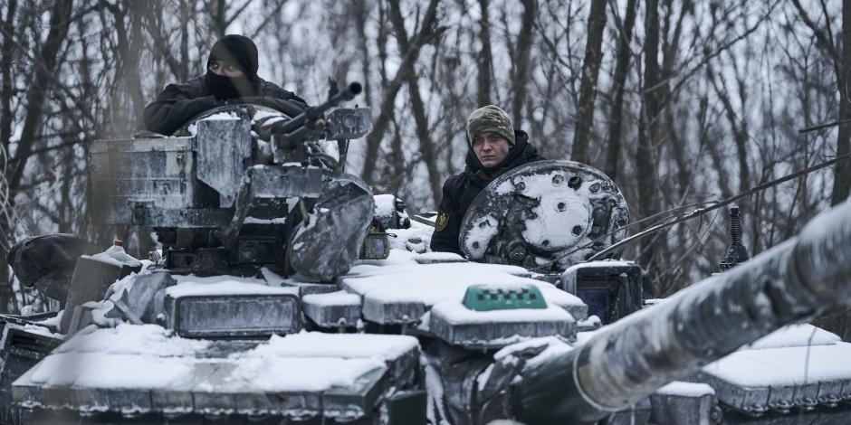 Un tanque ucraniano avanza a su posición en el frente de batalla en Bájmut, en la región de Donetsk, Ucrania, el domingo 12 de febrero de 2023.