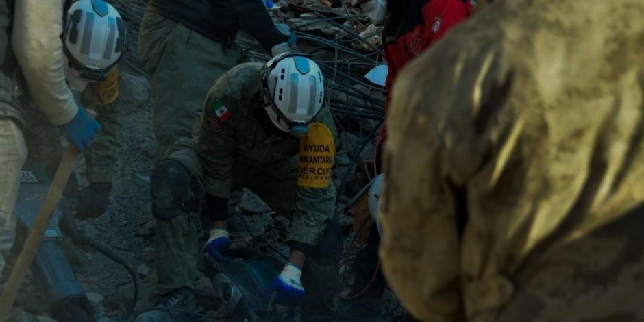 Elemento del Ejército mexicano realizando labores de apoyo en Turquía.