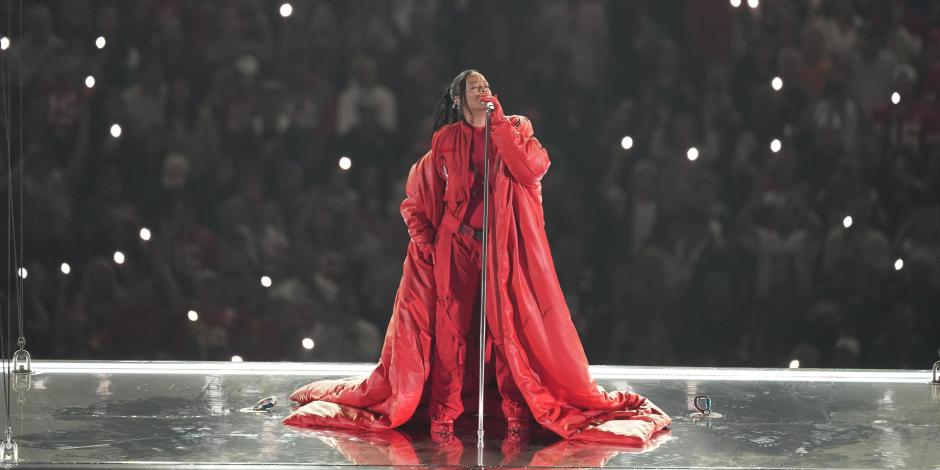 Rihanna durante su presentación en el espectáculo de medio tiempo del Super Bowl 57 de la NFL.