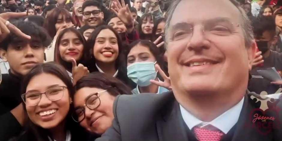 La captura de pantalla muestra al canciller, Marcelo Ebrard, acompañado de un grupo de jóvenes tomándose una selfie