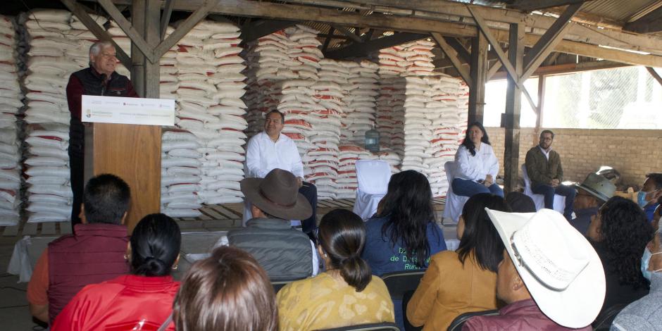 El secretario de Agricultura, Víctor Villalobos Arámbula, encabezó la entrega de fertilizante gratuito en Texcoco.
