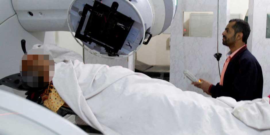 Un paciente recibe tratamiento en una sala de radiación en un centro de tratamiento del cáncer en Sanaa, Yemen, 11 de febrero de 2017