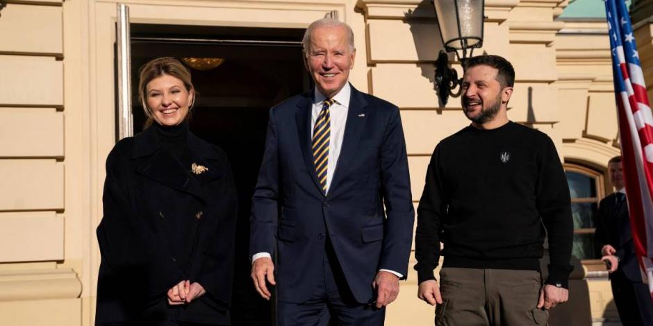 Olena Zelenska (izq.), Joe Biden (centro) y Volodímir Zelenski (der.) afuera del palacio de Mariyinsky, en Kiev.