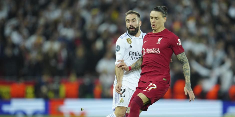 Darwin Núñez lucha por el balón con Dani Carvajal en el partido de ida de octavos de final de la Champions League entre Liverpool y Real Madrid