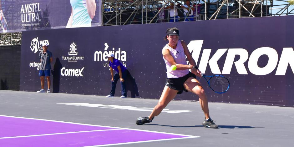 Xinyu Wang, de China, derrota a Elina Avenesyan, de Rusia, en la primera ronda del WTA 250 Mérida Open AKRON y avanza a la segunda fase.