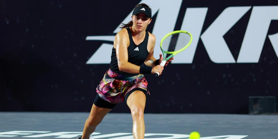 Fernanda Contreras de Mexico durante su juego contra Alycia Parks en el WTA 250 Mérida Open Akron.