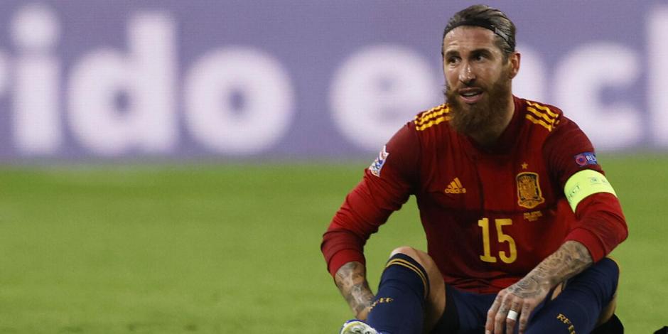 Sergio Ramos se lamenta durante un juego con España en el 2020.