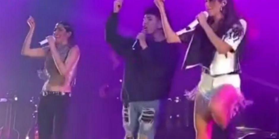Fan de Has*Ash se brinca la seguridad y se sube a bailar con ellas en concierto (VIDEO)