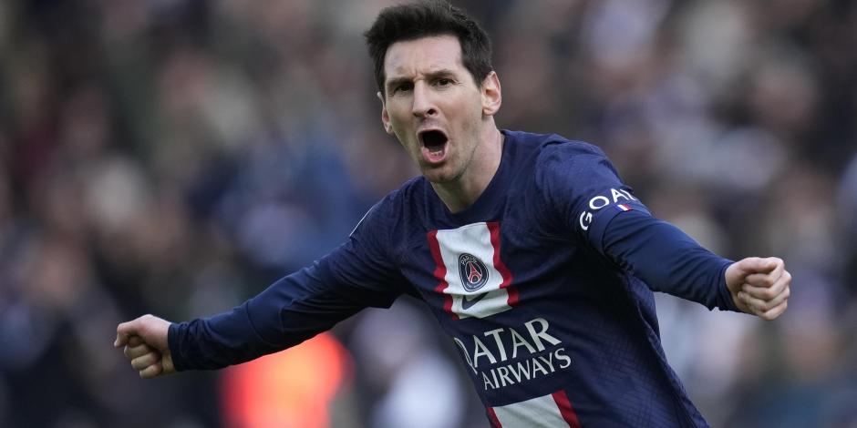 Lionel Messi celebra tras anotar el cuarto gol del Paris Saint-Germain en la victoria 4-3 ante Lille en la liga francesa, el domingo 19 de febrero de 2023.