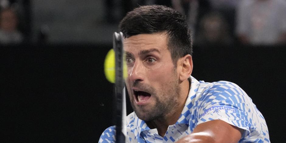 Novak Djokovic devuelve ante Andrey Rublev en los cuartos de final del Abierto de Australia, el miércoles 25 de enero de 2023.