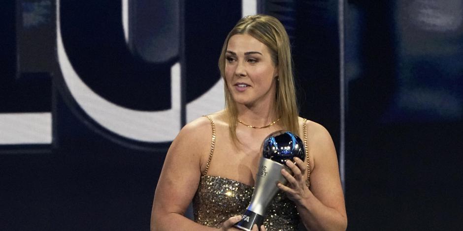 La portera inglesa Mary Earps recibe el premio a la Mejor Portera Femenina de la FIFA en los Premios The Best