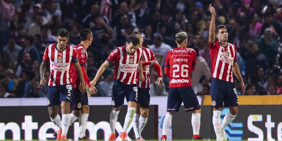 Futbolistas de Chivas celebran uno de sus goles en el Torneo Clausura 2023 de la Liga MX.