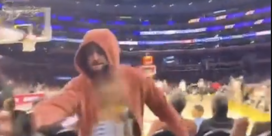 Bad Bunny simuló quitarle el celular a un aficionado durante un partido de la NBA.