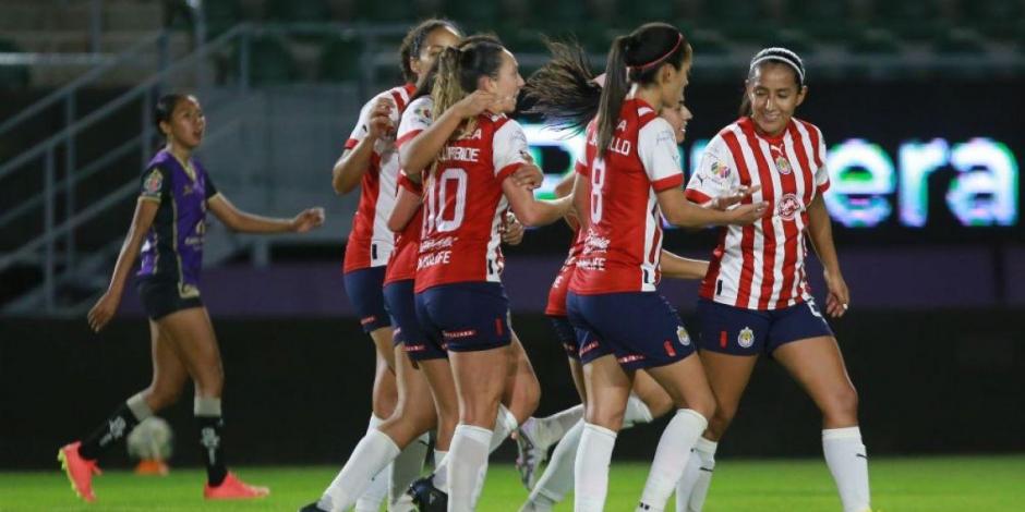 Futbolistas de Chivas festejan un gol en el Torneo Clausura 2023 de la Liga MX Femenil.