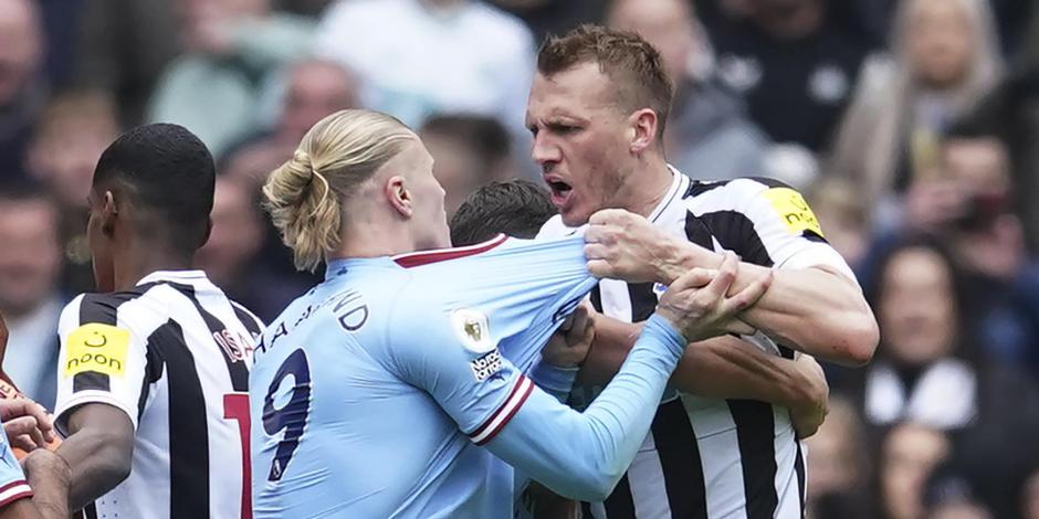Erling Haaland y Dan Burn pelean durante el partido de la Premier League entre el Manchester City y el Newcastle