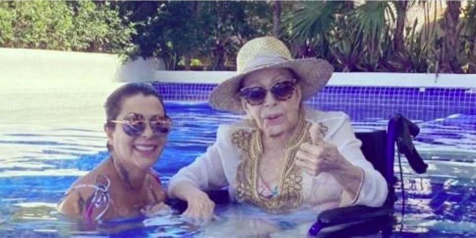 Silvia Pinal disfruta de la alberca y presume sus piernas en silla de ruedas junto a Alejandra Guzmán