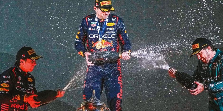 Pérez celebra con Verstappen y Alonso, ayer, en Bahrein.