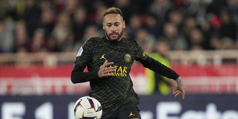 En foto del 11 de febrero del 2023, Neymar del PSG va por el balón en el encuentro ante el Mónaco en la liga francesa.