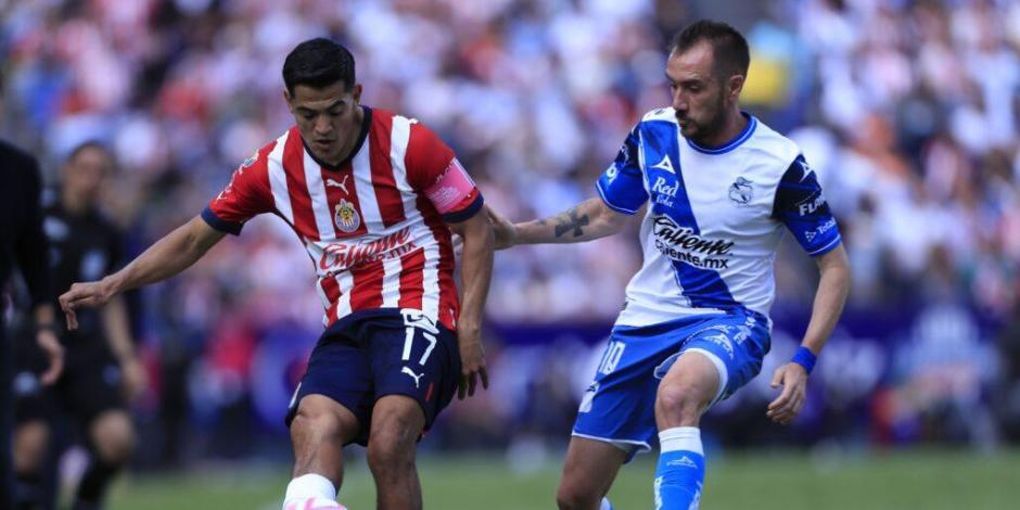 Jesús Sanchez y Federico Mancuello durante el duelo entre Chivas y Puebla en el repechaje del Apertura 2022, en octubre pasado.