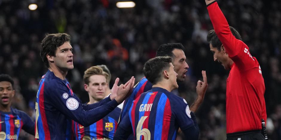 Futbolistas del Barcelona reclaman una decisión arbitral en la ida de semifinales de Copa del Rey contra el Real Madrid, el pasado 2 de marzo.