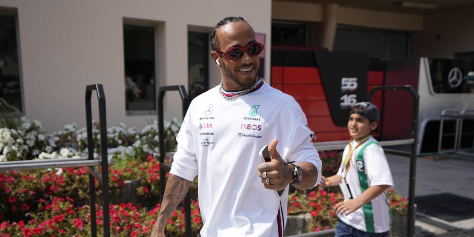 El piloto británico Lewis Hamilton de Mercedes llega para la tercera práctica libre de Fórmula 1 Barein