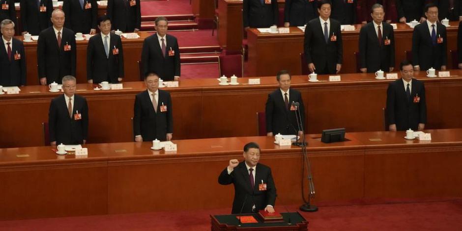 El presidente Xi Jinping rinde protesta tras ser elegido para un nuevo periodo, ayer.