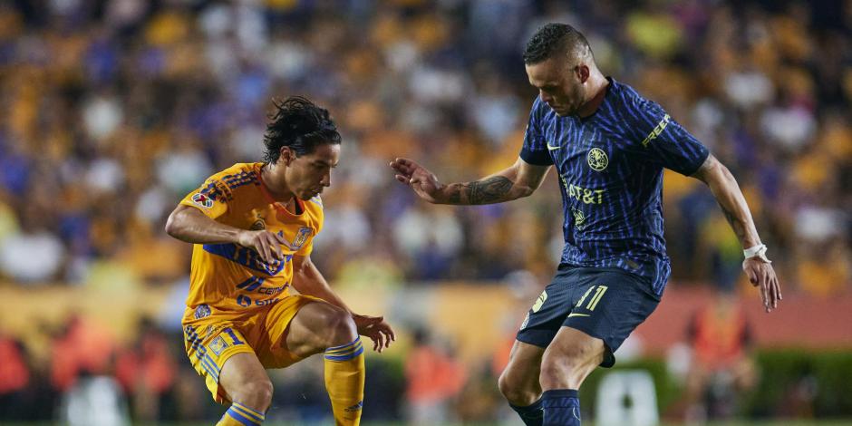 Diego Lainez y Jonathan Rodríguez pelean por el balón en el Tigres vs America de la Jornada 11 del Torneo Clausura 2023 de la Liga MX,