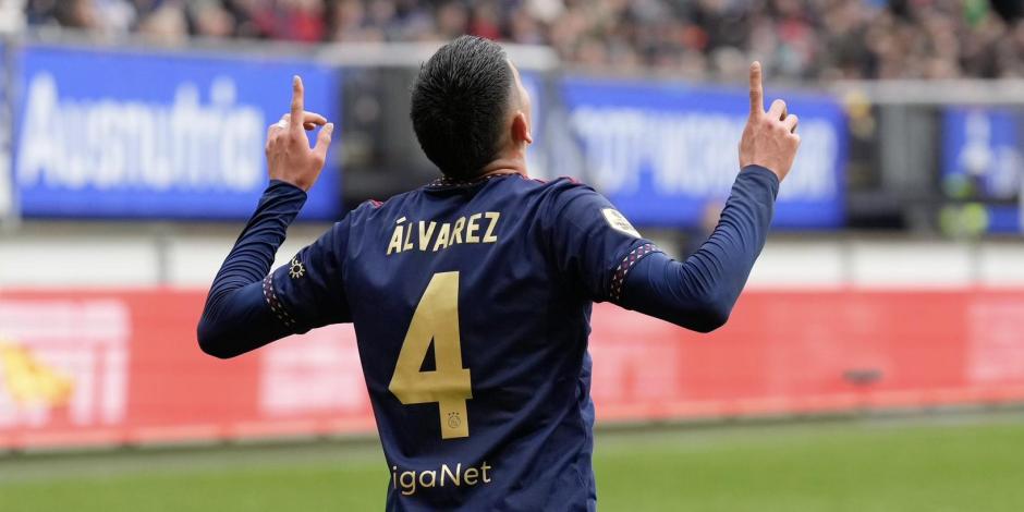 Edson Álvarez festeja su anotación en el cotejo entre Ajax y Heerenveen.