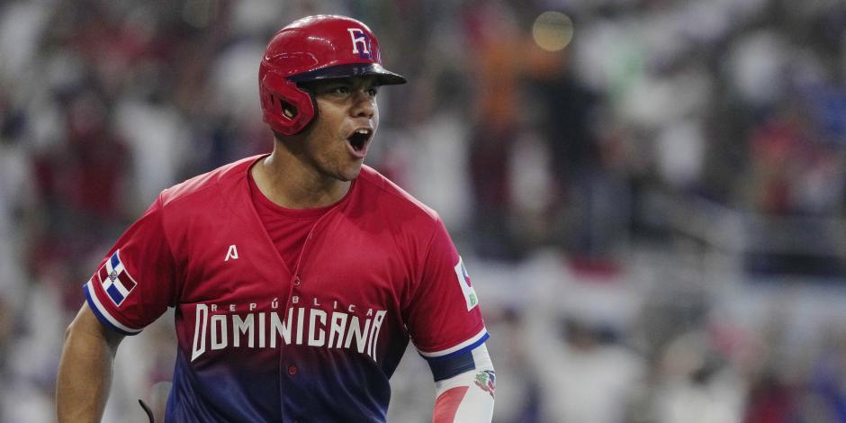 Juan Soto de la República Dominicana reacciona tras disparar un jonrón ante Nicaragua en el Clásico Mundial de Beisbol 2023