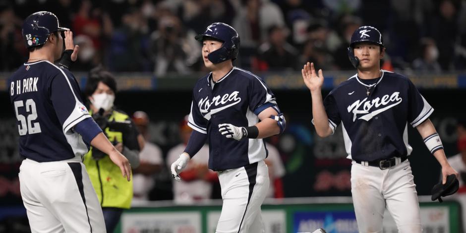 Park Kun-woo de Corea del Sur celebra después de conectar un grand slam ante China en el Clásico Mundial de Beisbol