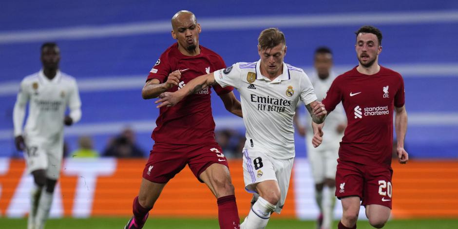 Toni Kroos intenta seguir con el balón ante la férrea marca de Fabinho durante el encuentro entre Real Madrid y Liverpool.
